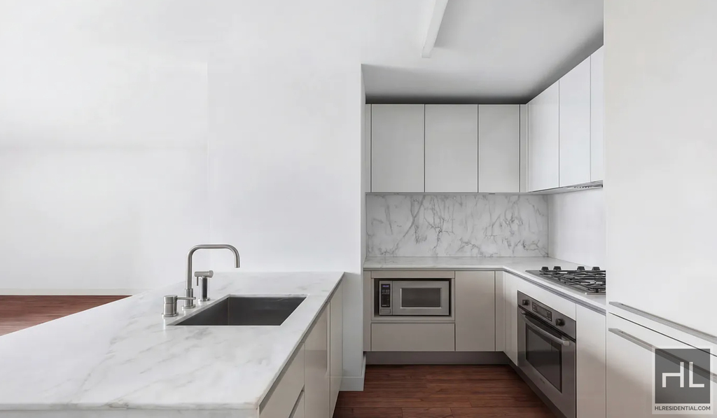 322 West 57 Street - Photo 2