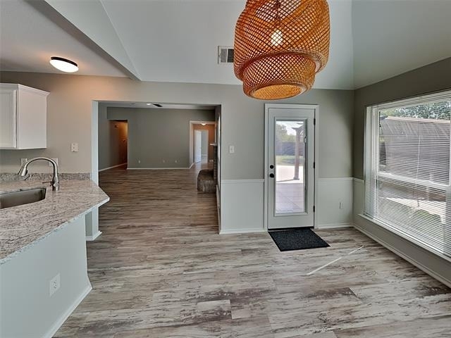 516 E Oak Street - Photo 2