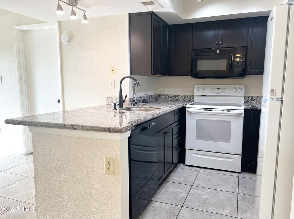 540 N May Street - Photo 6