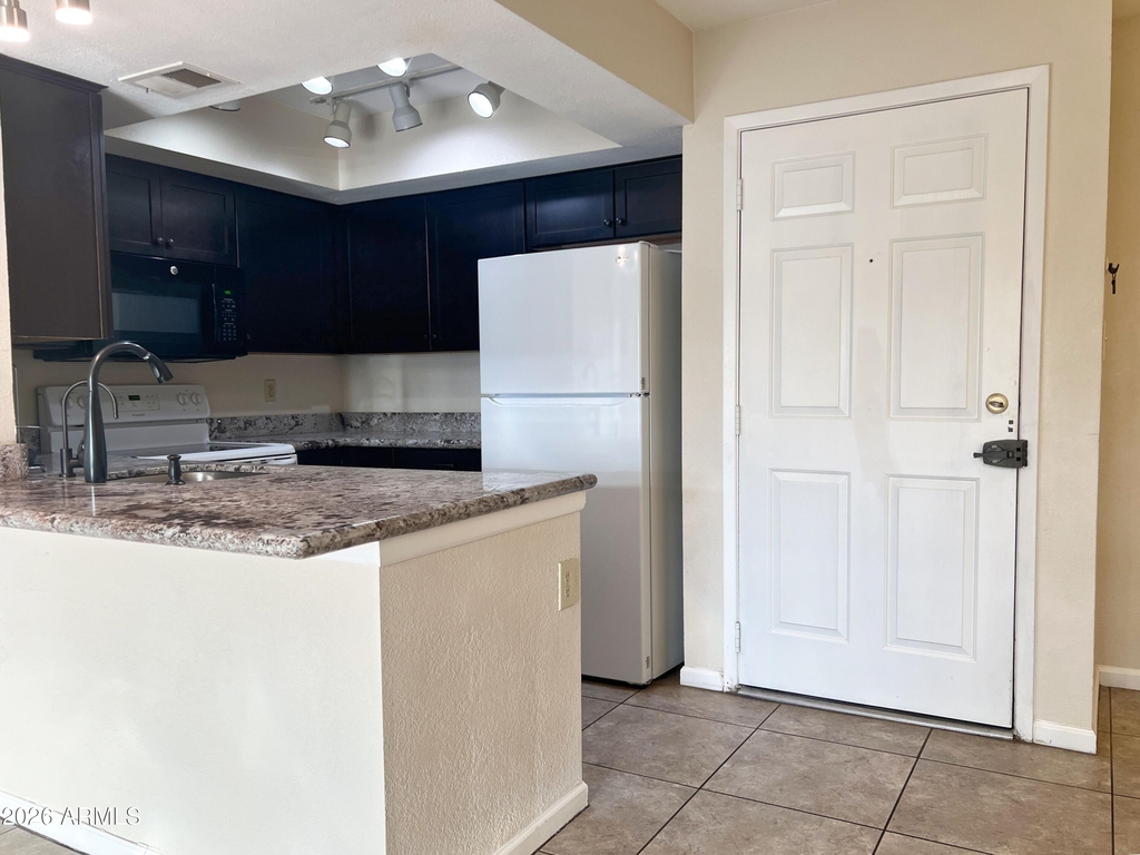 540 N May Street - Photo 5