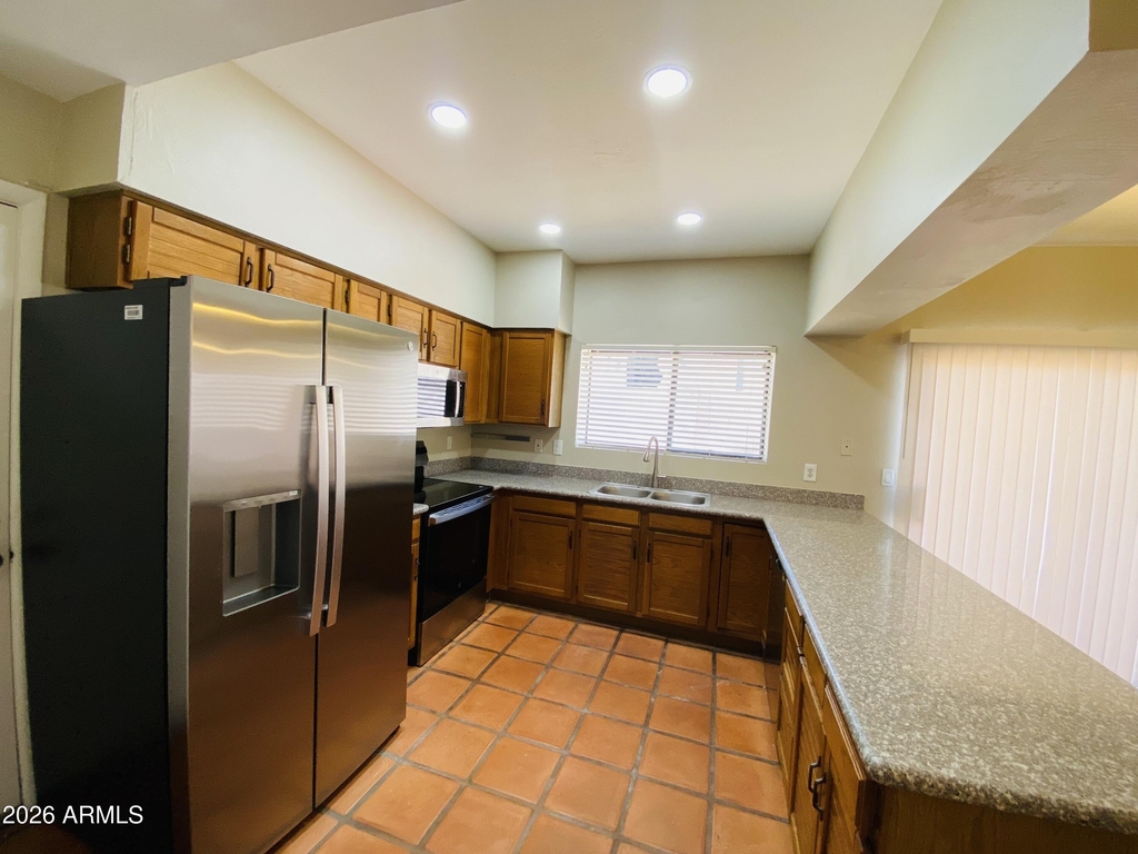 42 W Hancock Avenue - Photo 2