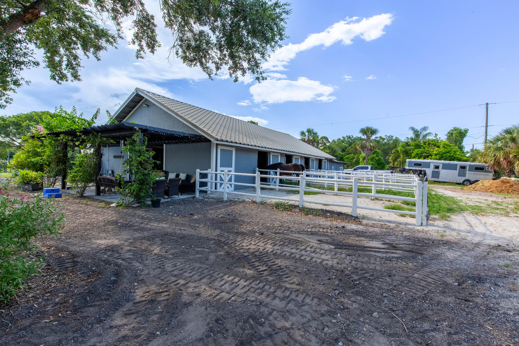 844 Arabian Drive - Photo 2