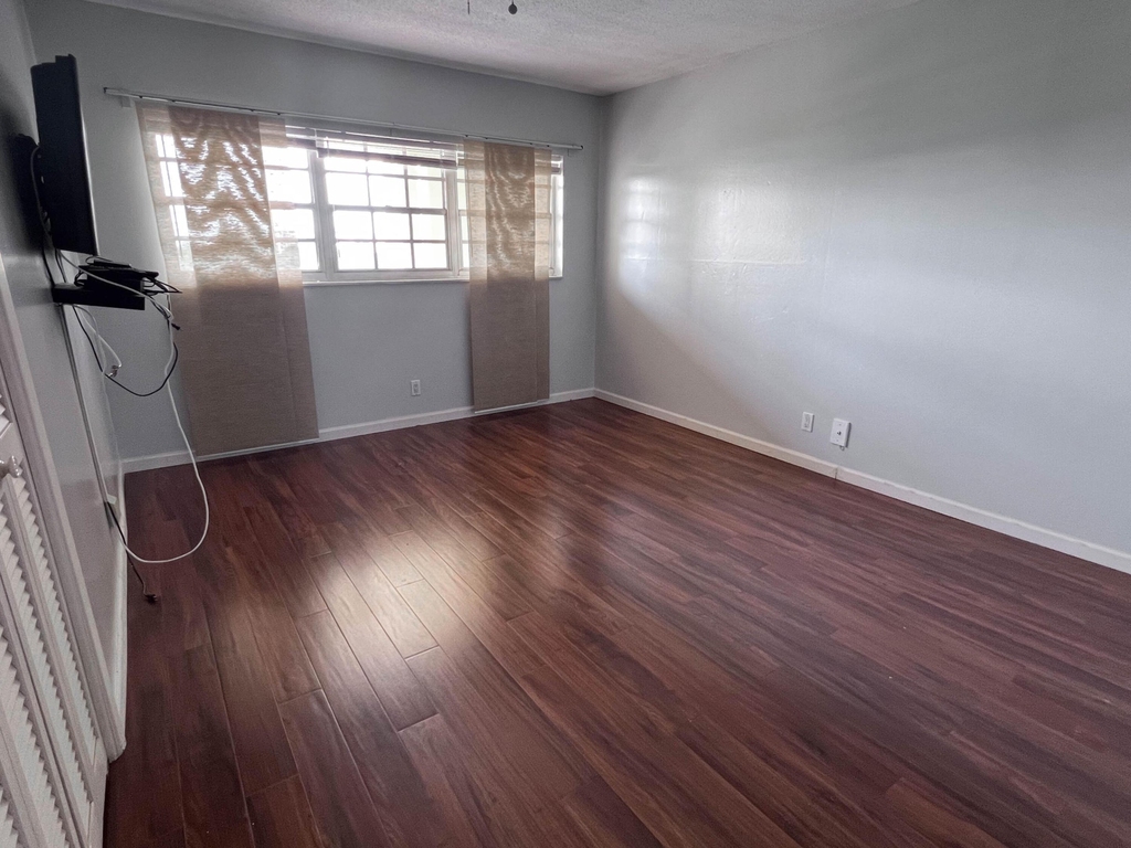 3050 N Palm Aire Drive - Photo 7