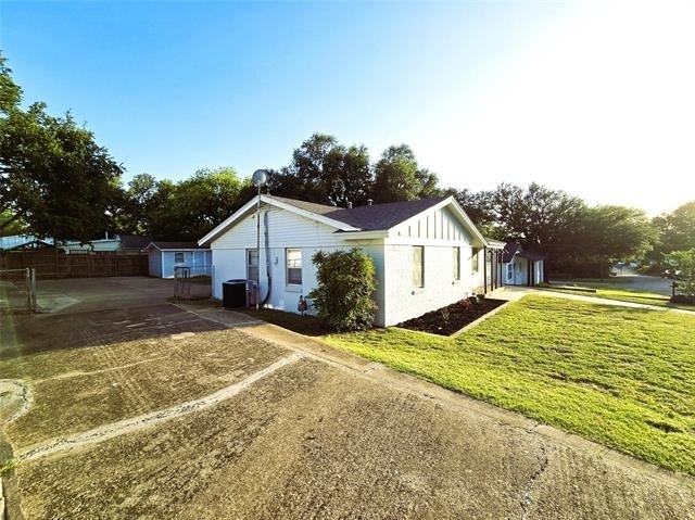 604 E 4th Street - Photo 1