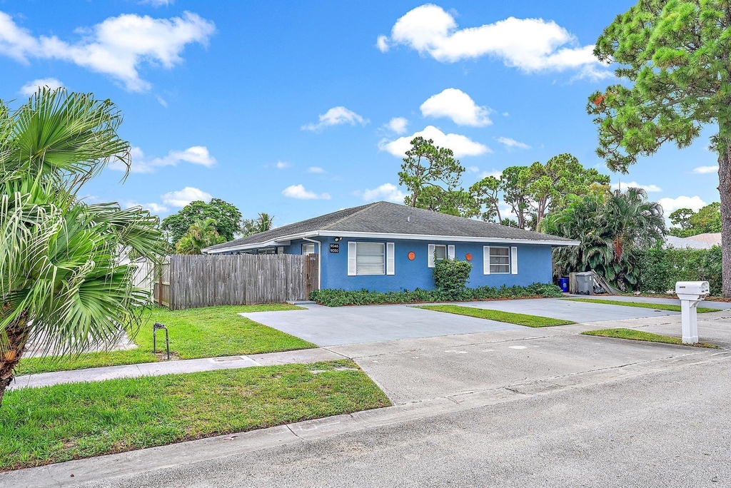 9050 E Highland Pines Boulevard - Photo 0