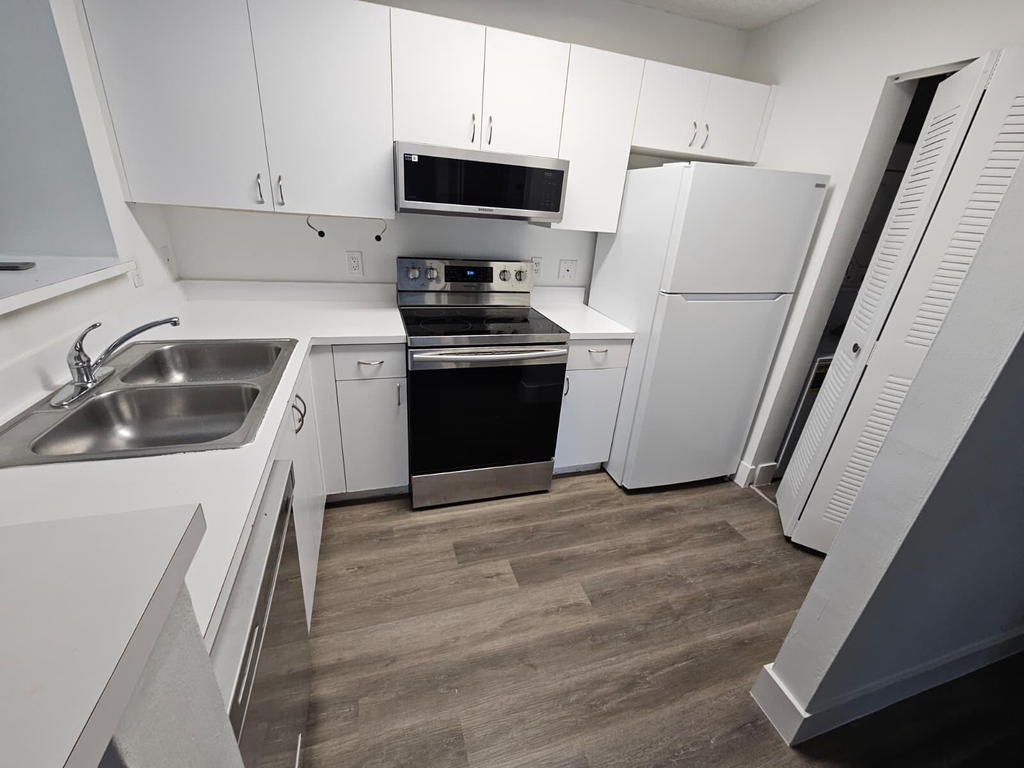12148 St. Andrews Place - Photo 2