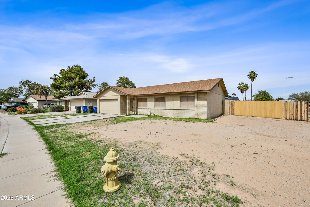 11102 W Turney Avenue - Photo 1
