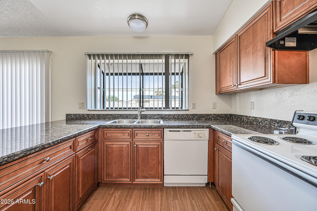 11102 W Turney Avenue - Photo 13
