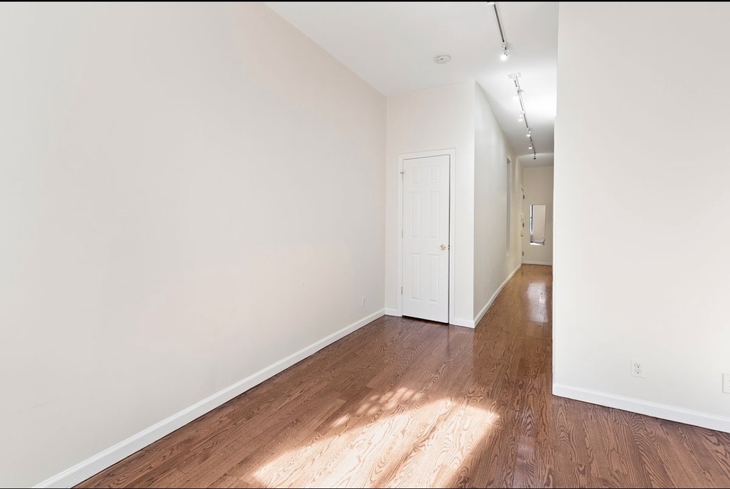 58th St 1st ave - Photo 5