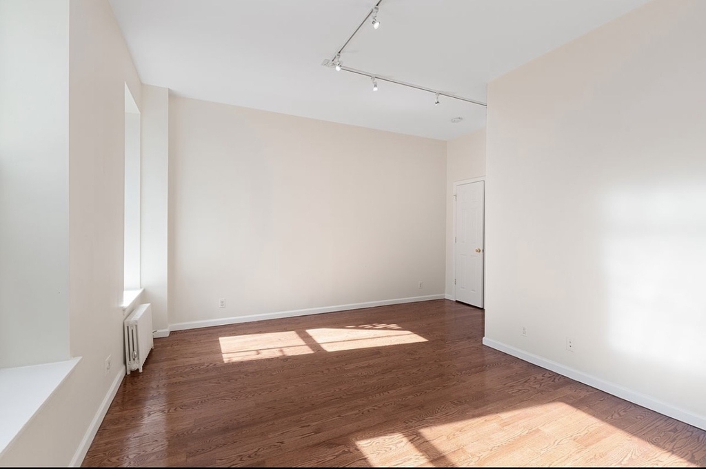 58th St 1st ave - Photo 6