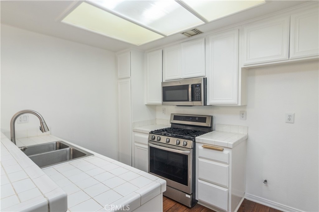 16940 Chatsworth Street - Photo 6