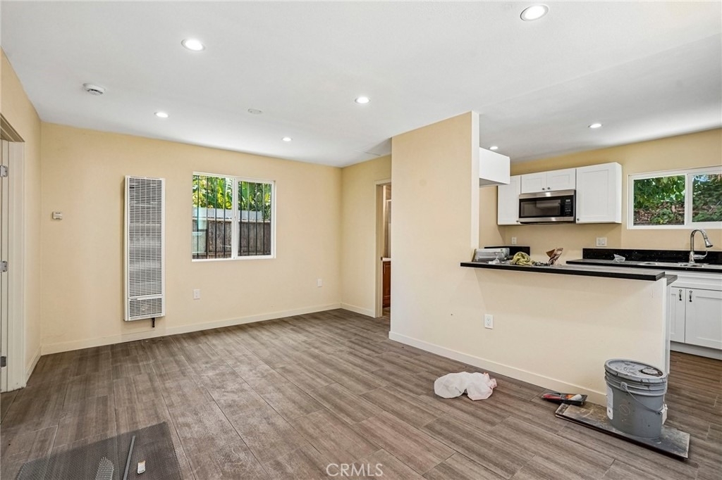 1616 1/2 E 89th Street - Photo 3
