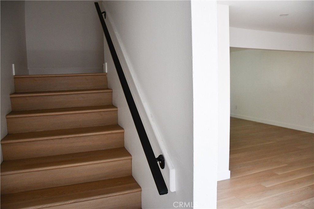 994 Valencia - Photo 2