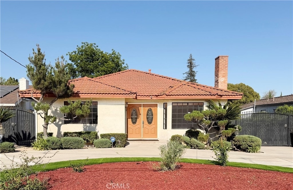 1050 Mayflower Avenue - Photo 0
