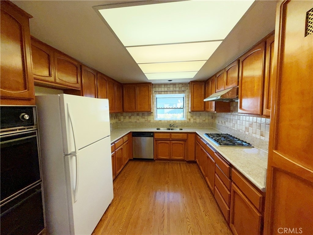 1050 Mayflower Avenue - Photo 3