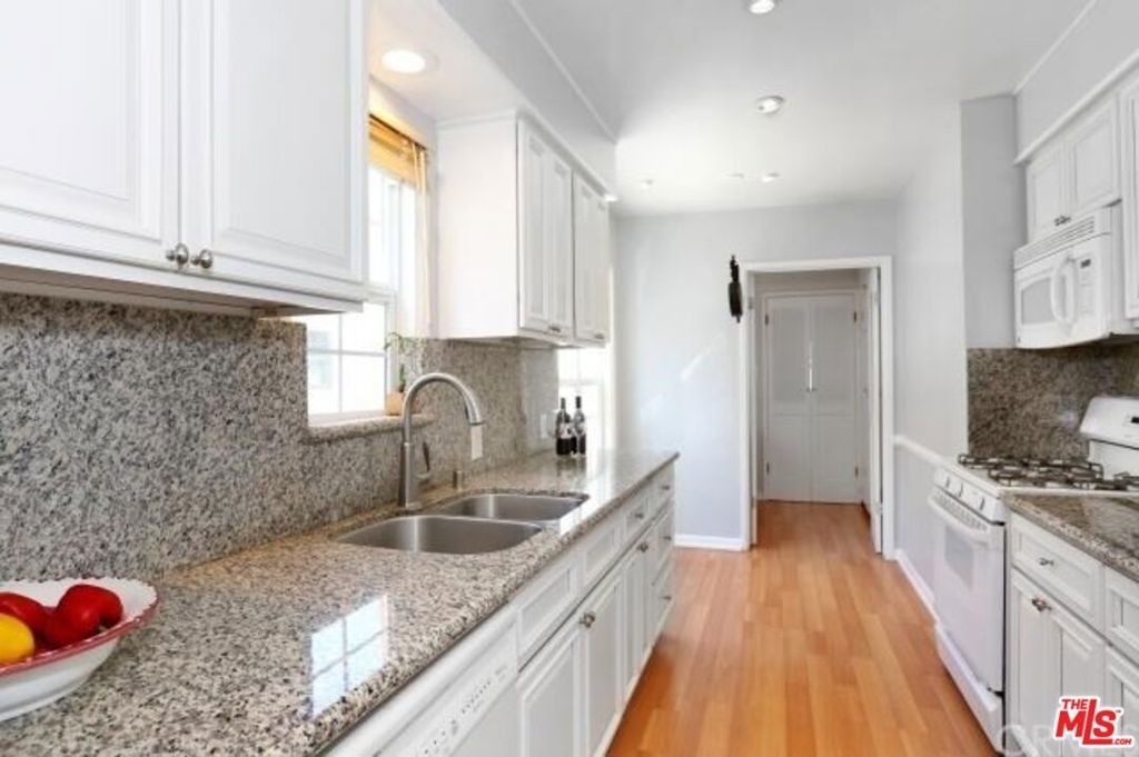 4721 Greenbush Avenue - Photo 5