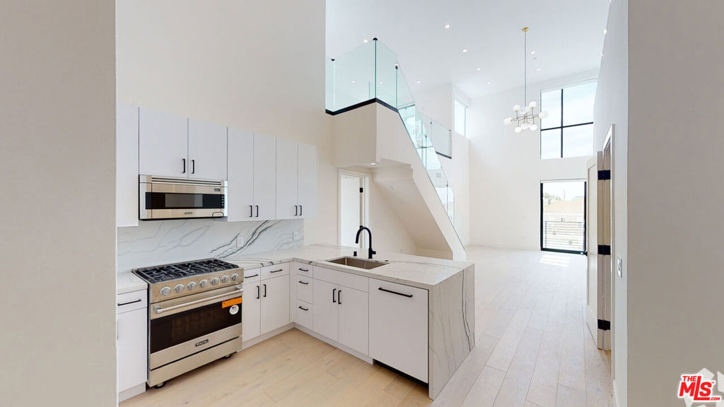 105 S Doheny Drive - Photo 4