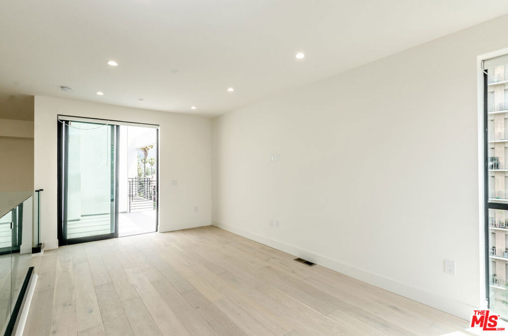105 S Doheny Drive - Photo 11
