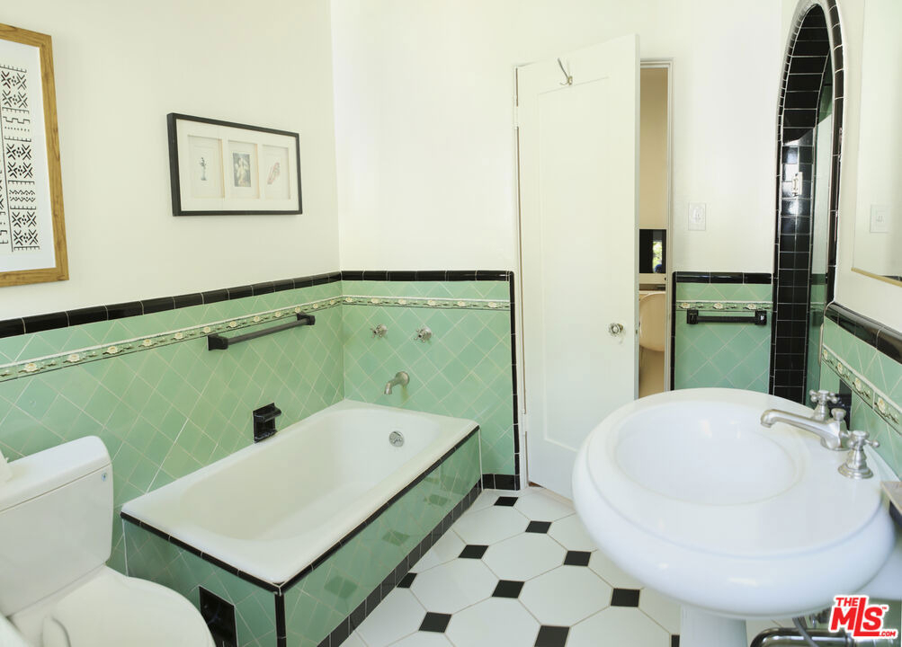 146 N La Peer Drive - Photo 44