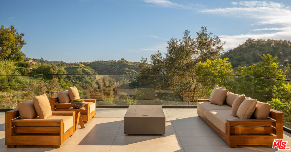 12752 Mulholland Drive - Photo 17