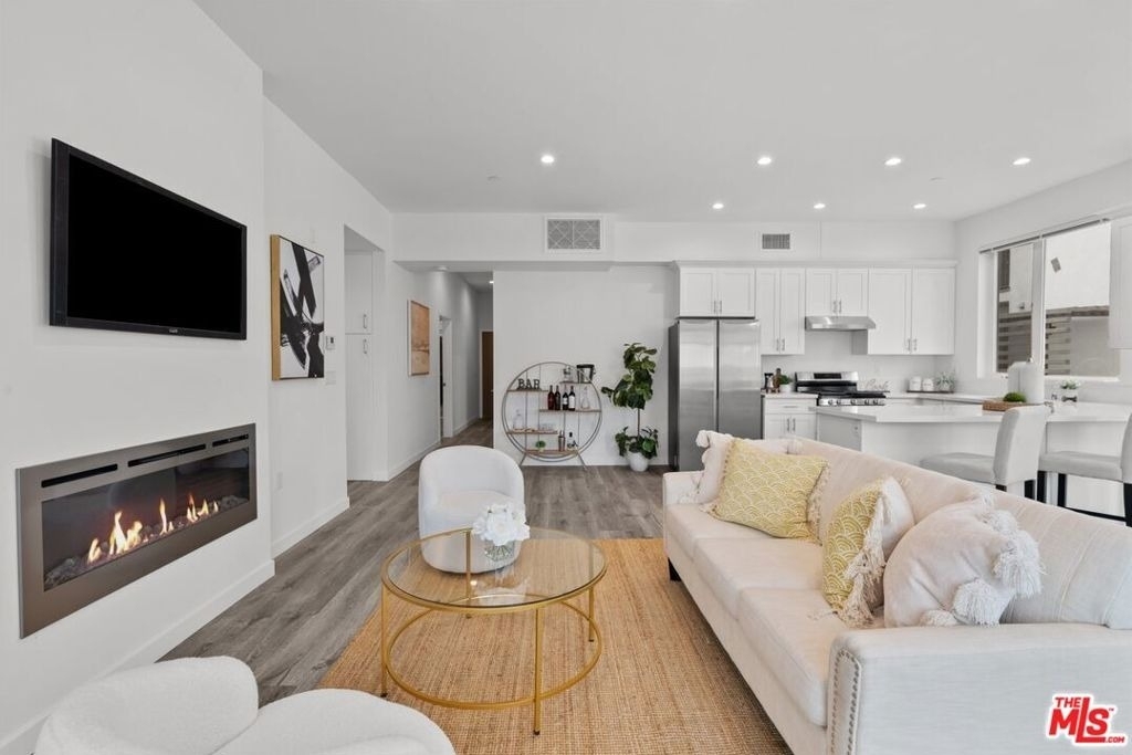 5114 Cahuenga Boulevard - Photo 2