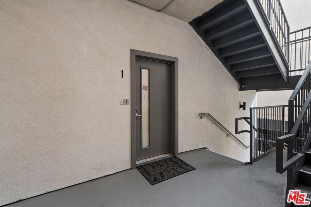 5114 Cahuenga Boulevard - Photo 1