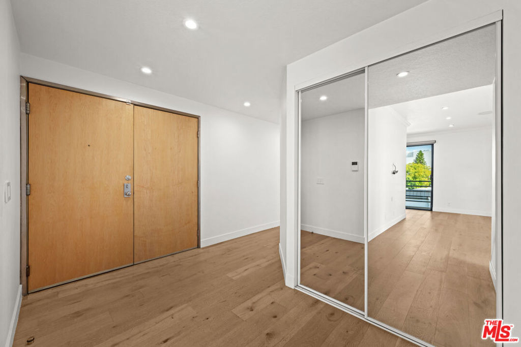 106 N Croft Avenue - Photo 2