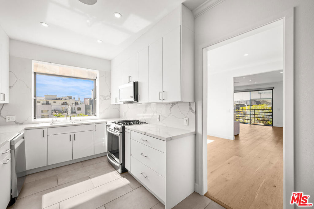 106 N Croft Avenue - Photo 12