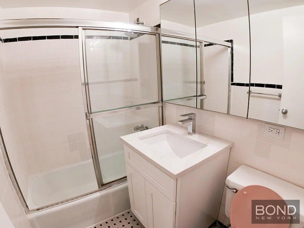 East 76th Street - Photo 8