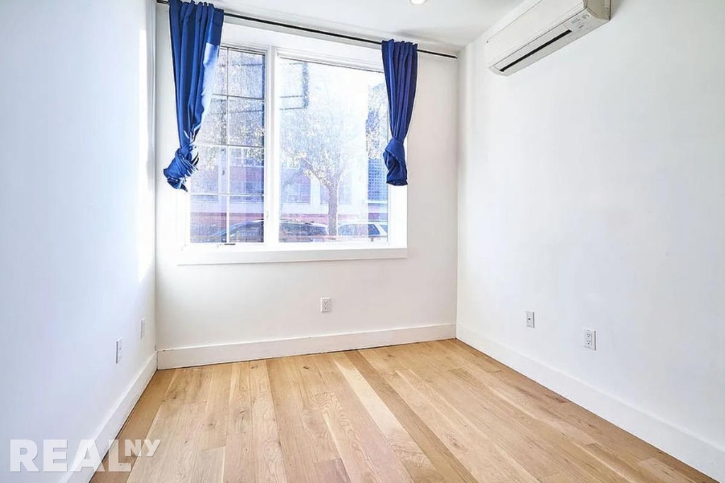 Montrose Avenue - Photo 2