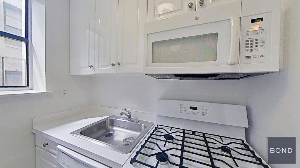 West 52nd Street - Photo 8