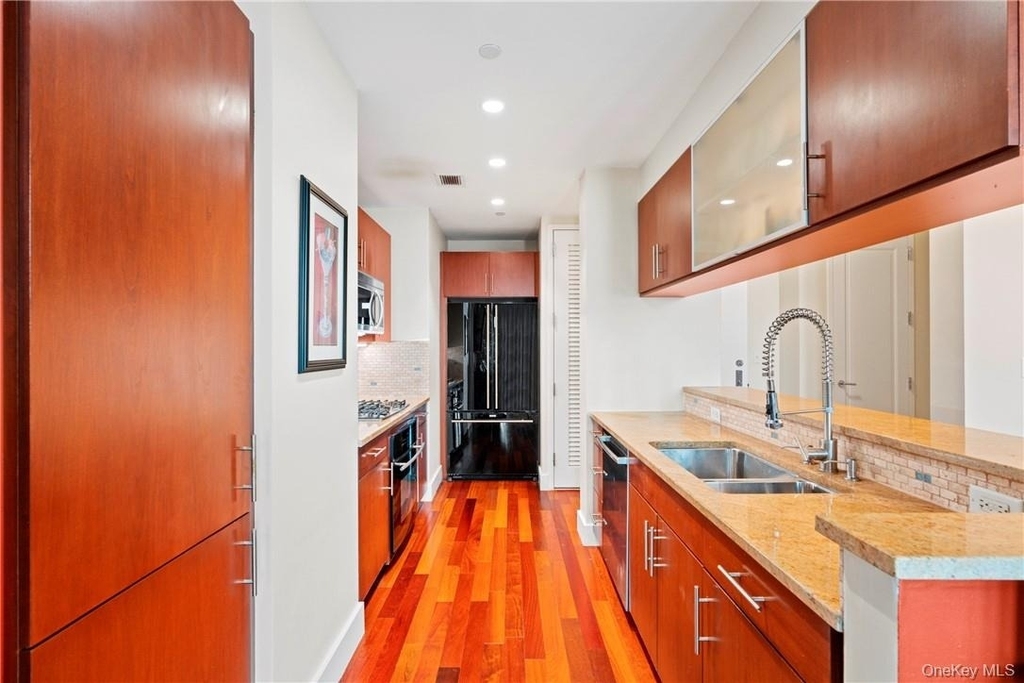 175 Huguenot Street - Photo 2