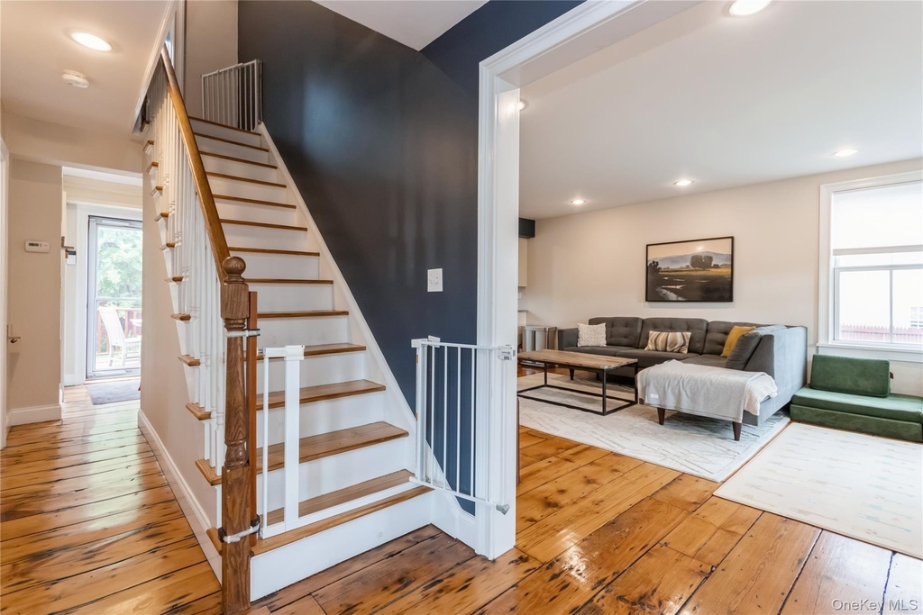 120 Verplanck Avenue - Photo 2