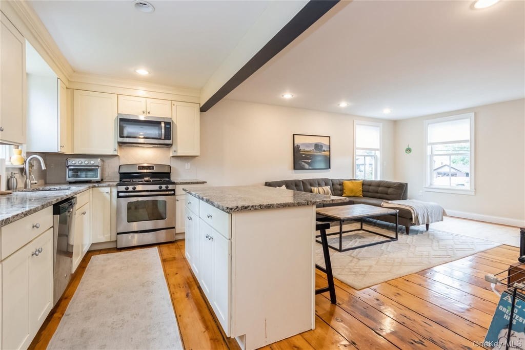 120 Verplanck Avenue - Photo 8