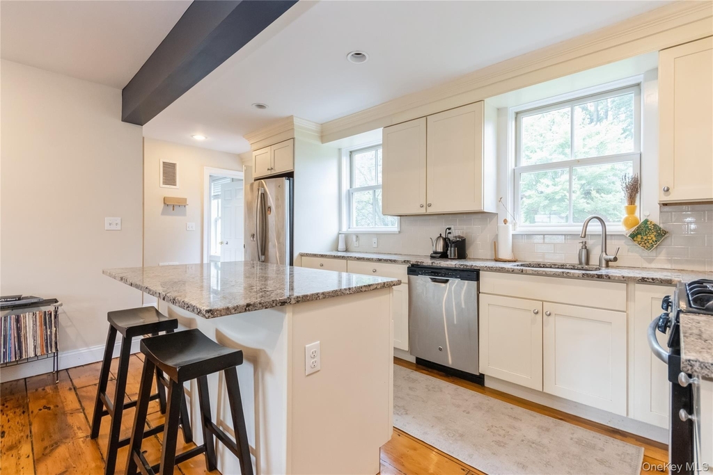 120 Verplanck Avenue - Photo 9