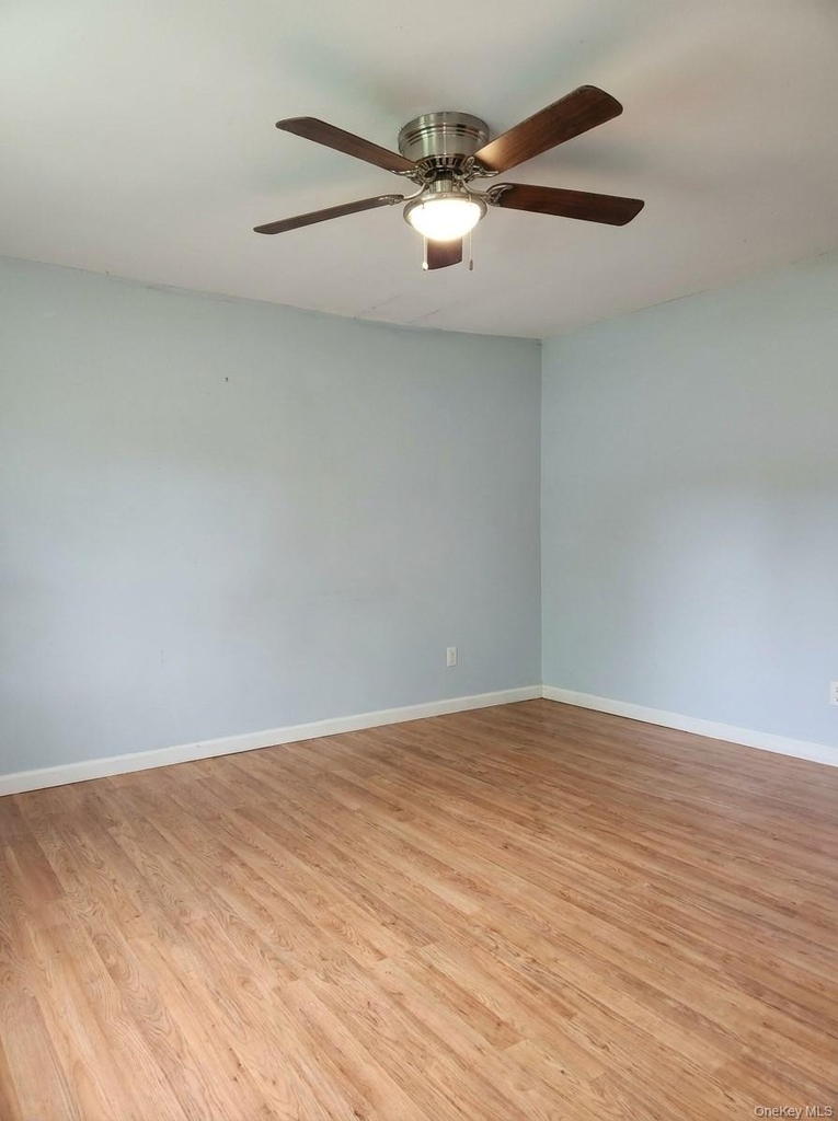 8 Carl Place - Photo 18