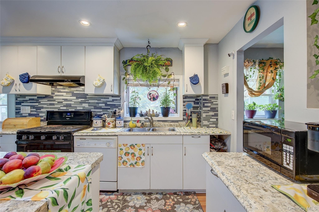 8 Carl Place - Photo 4