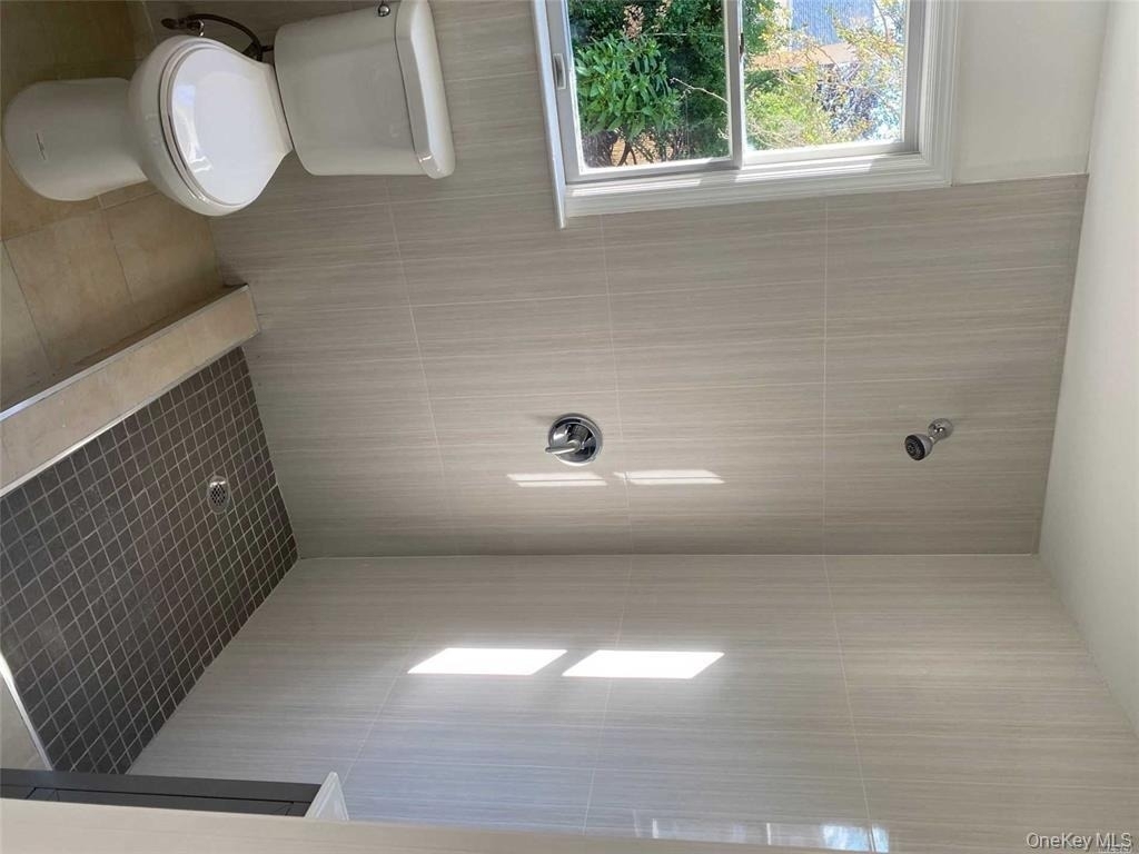 158 Rhodes Avenue - Photo 3
