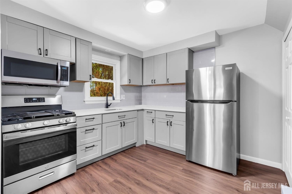 368-370 Voorhees Avenue - Photo 11