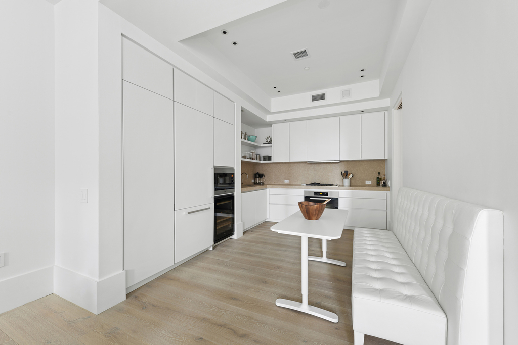 404 Park Avenue S - Photo 2