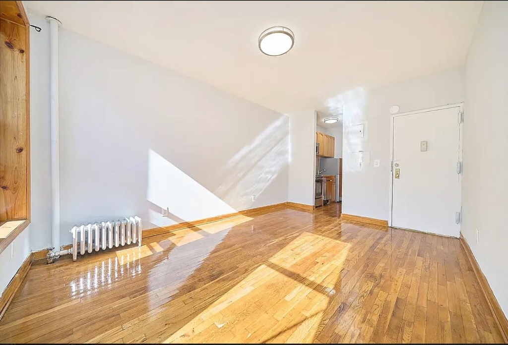 331 W 43rd Street - Photo 2