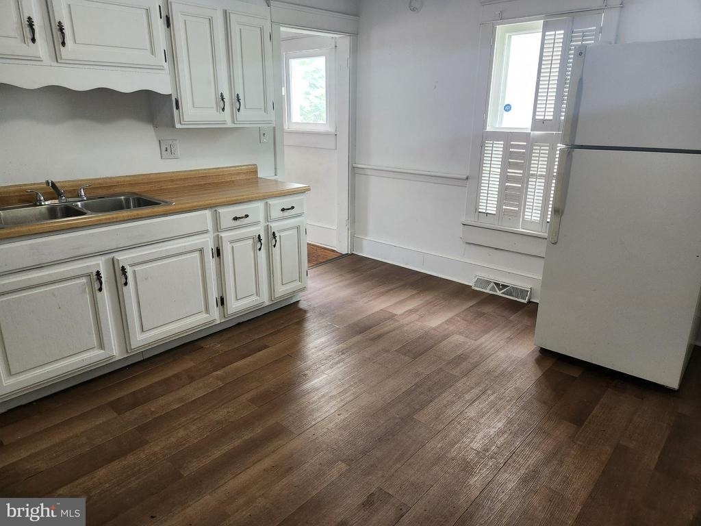 806 John Street W - Photo 1