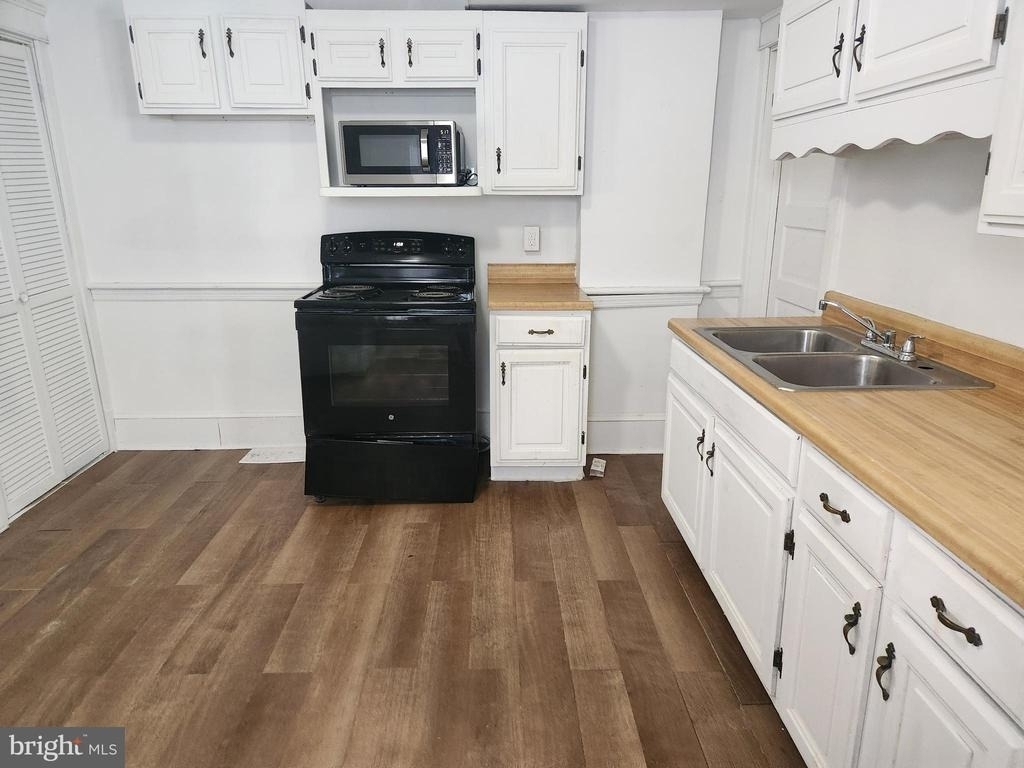 806 John Street W - Photo 2