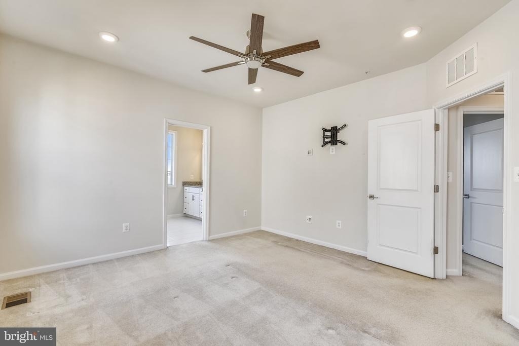 23266 Southdown Manor Terrace - Photo 33