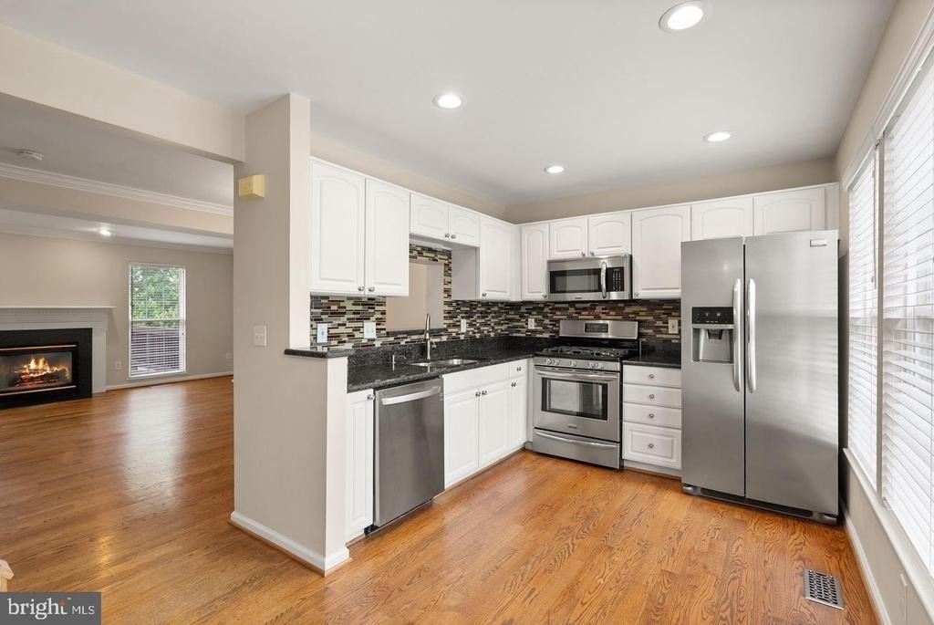 917 Rolfe Place - Photo 4