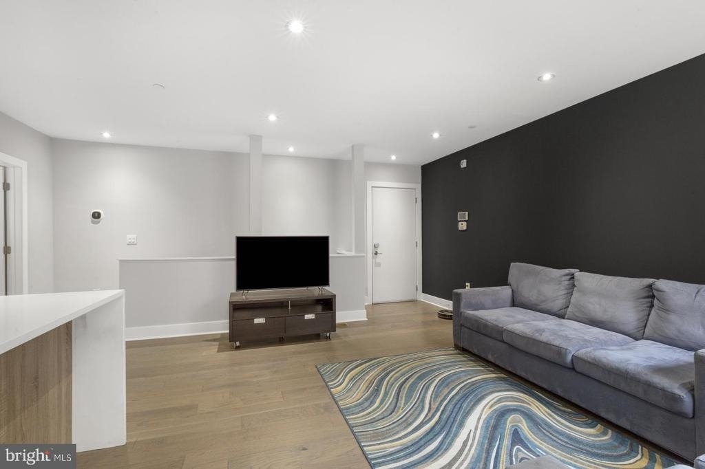 1526 Ridge Avenue - Photo 3