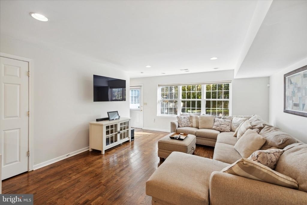 535 Gerhard Street - Photo 8