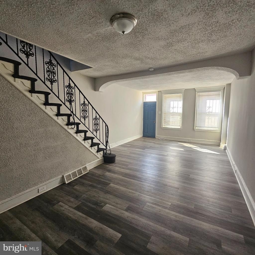 3963 3963 Wyalusing Avenue - Photo 2