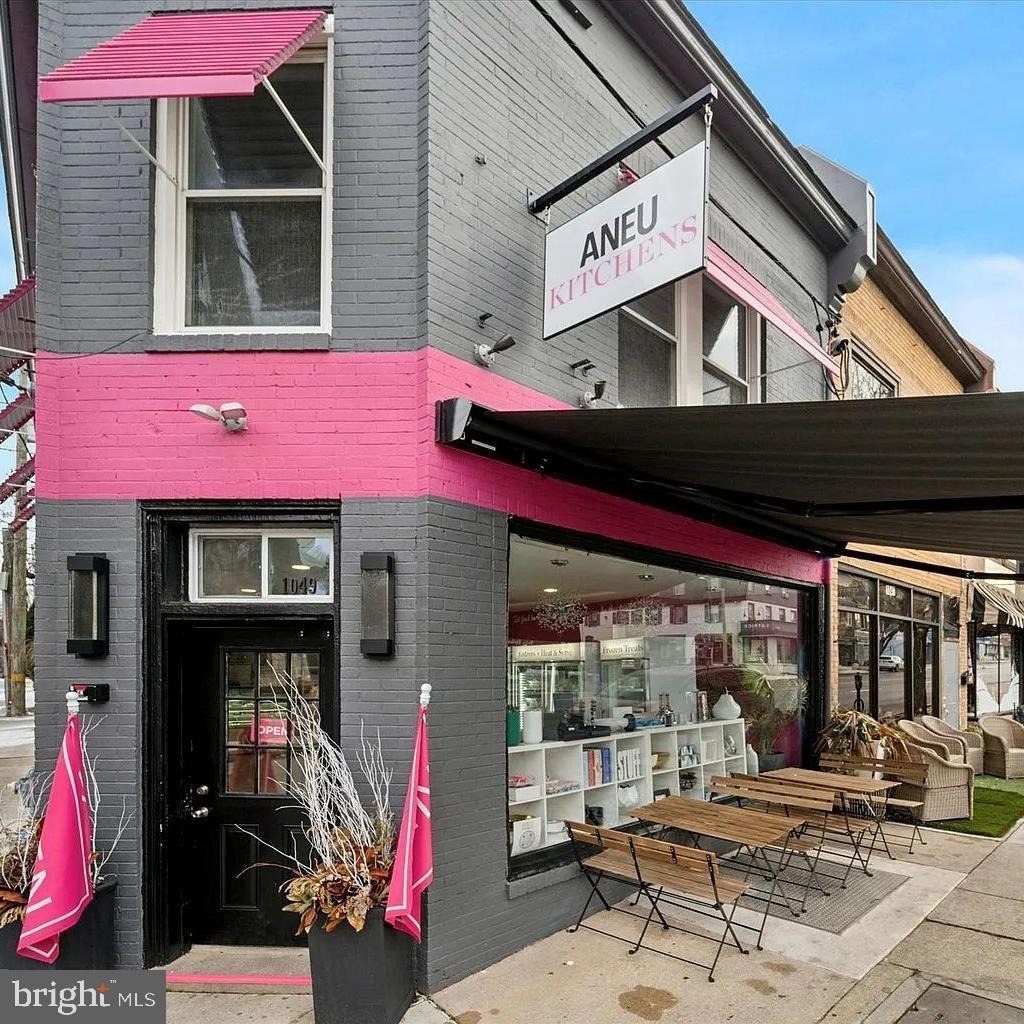 1049 W Lancaster Avenue - Photo 0