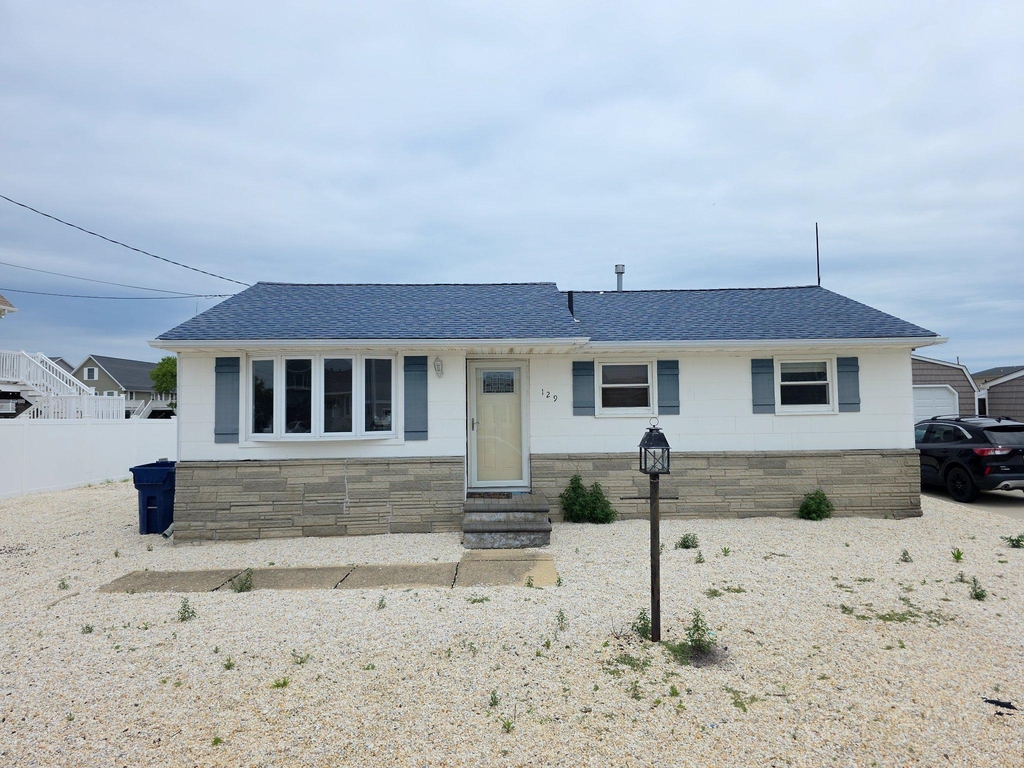 129 E Raritan Drive - Photo 0